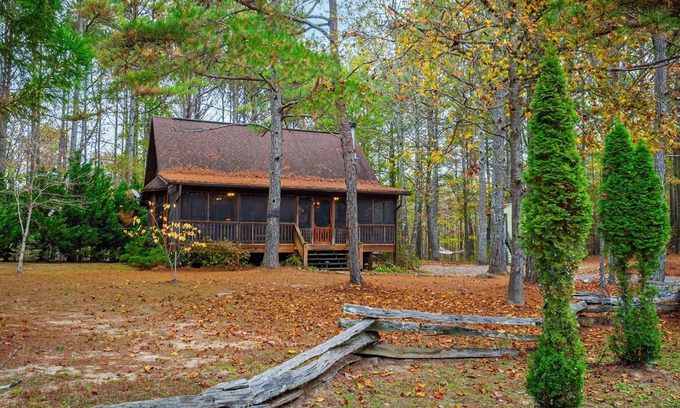 Mentone Cabin | Cedar Cove-fishing, hot tub, fire pit & playhouse