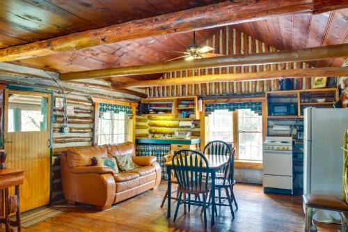 Davis Apartment | Cedar Falls Cabin 1 Near Arbuckle Mtn Trails