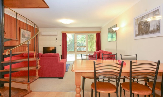 Bright Apartment | CEDAR HOLIDAY UNITS - APARTMENT 2: Bright