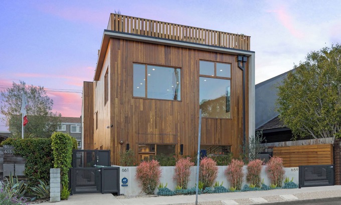 Venice House | Cedar Loft Villa - 3BR with Rooftop Views and Luxe Amenities