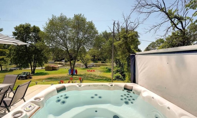 Tichigan House | Cedar Point Retreat-Hot tub, Kayaks, Ice Fishing