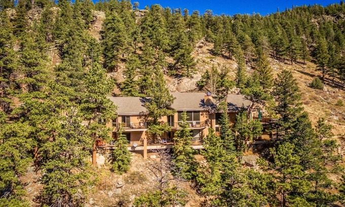 Windcliff Estates House | Cedar Upper Luxury Vacation At Windcliff 3 Bedroom Home by RedAwning