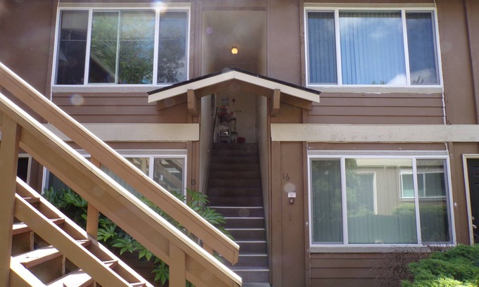 Hayhurst Apartment | Cedarbrook Apartment #16 Near Hillsdale and Multnomah Village on Fanno Creek