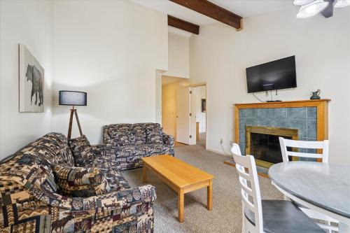 West Bridgewater Hotel | Cedarbrook Deluxe Two Bedroom Suite with outdoor heated pool 10304