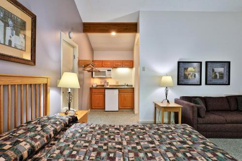 West Bridgewater Hotel | Cedarbrook Queen Studio 207