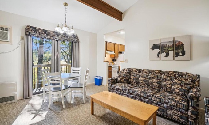 West Bridgewater Hotel | Cedarbrook Queen Suite 203