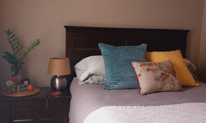 Cedarburg Apartment | Cedarburg 2 partment sleeps 1-6 guests in prime location on Washington Ave