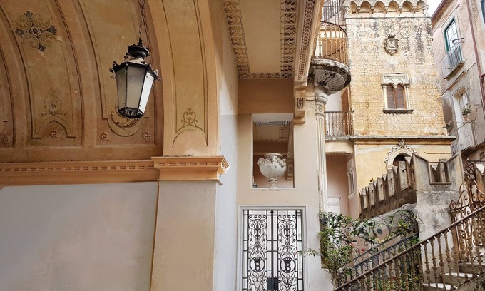 Tropea Apartment | Celine, centre, 5 min walk beach, 10min walk trainstation in palazzo 1700.