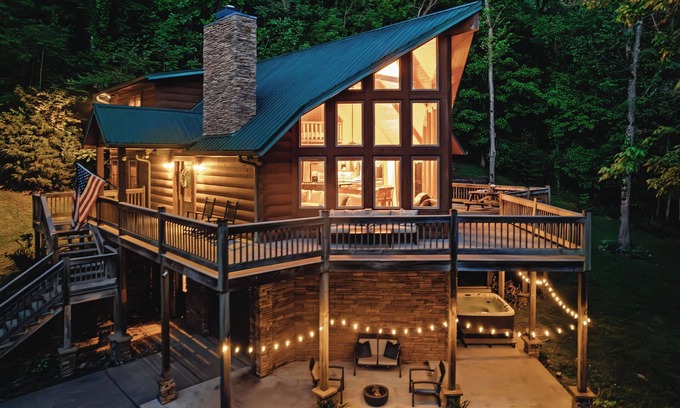 Smithville Ski Chalet | Center Hill Lake Cabin with Hot Tub & Lake Access