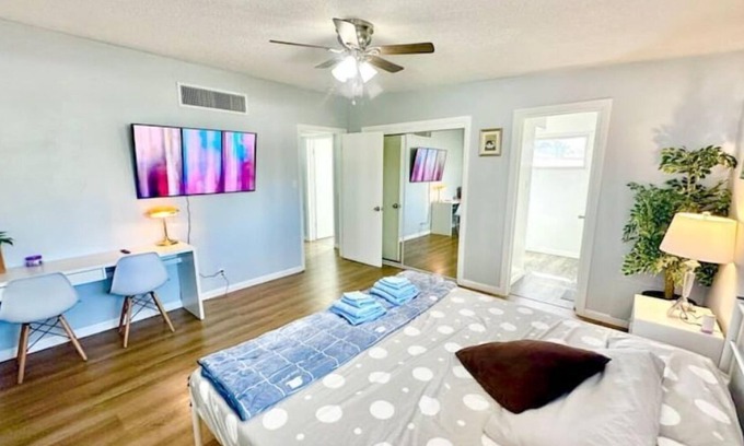 Chinatown Bed & Breakfast | Center Vegas big Master Bedroom