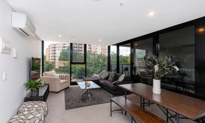 Braddon Apartment | Central 1-Bed with Pool, Sauna, Gym and Parking