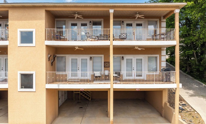 Lake Hamilton Apartment | Central 137 on Lake Hamilton - close to Oaklawn and downtown!