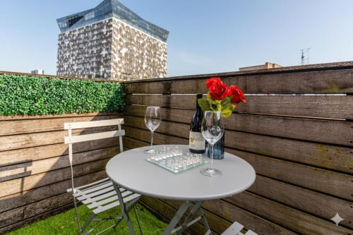 The Westside Apartment | Central 2Bed,2Bath, Balcony Apartment Near New Street, Mailbox & Canals at Skyline Apartments