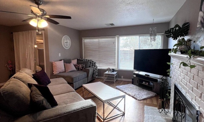 Raisin House | Central 3-Bed, 1.5-Bath Fresno Cottage with Yard