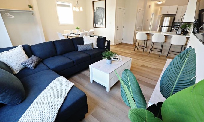 North Central Edmonton House | Central 3 Queen Beds,Double Garage,Disney+