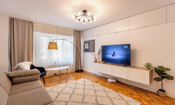 Bucharest Apartment | Central 3BR, 2 Bath – Ideal for Families/Groups