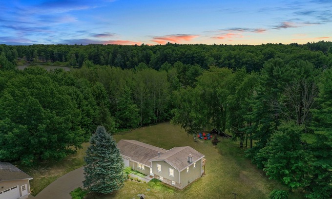 Traverse City House | Central A/C | On Lake w/Hot Tub I Kayaks