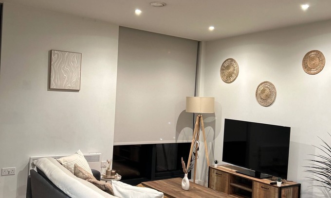 Cheetham Hill Apartment | Central Apartment-Free Parking with Terrace-Gym