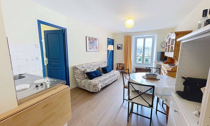 Granville Apartment | Central Apartment with Elevator, Near Beach, Free WIFI, Granville
