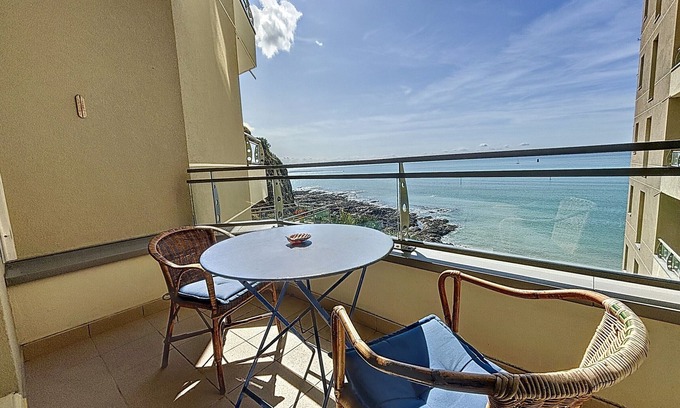 Granville Apartment | Central apartment with balcony, private parking