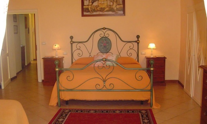 Orvieto Apartment | Central Apartment with terrace over gardens