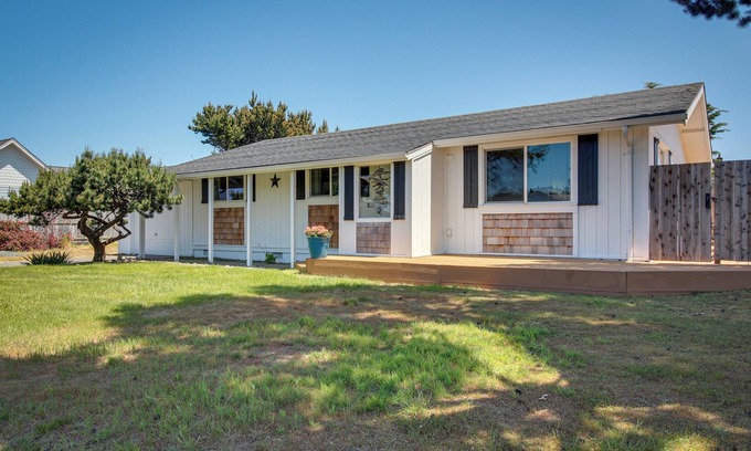 Bandon House | Central Bandon Retreat w/Deck < 1 Mi to Beach!