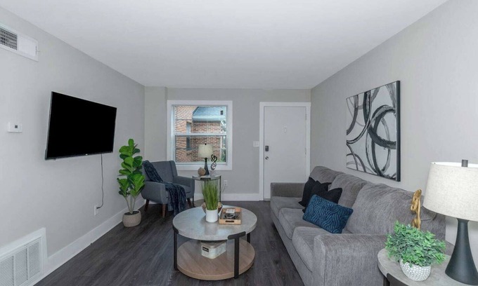 South Tuxedo Park Apartment | Central Buckhead 2BR apartment with king beds, full kitchen, fast Wi-Fi, and free parking — minutes from Lenox Square, Phipps Plaza, and top dining.