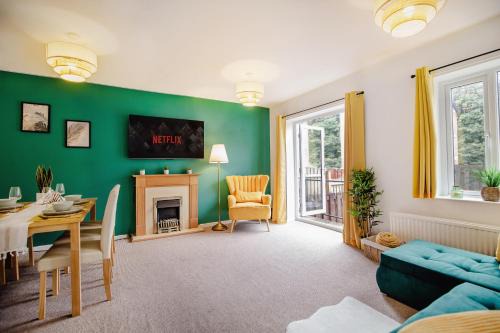 Woodseats House | Central Cactus Escape Ideal for Long Stays 10ppl!