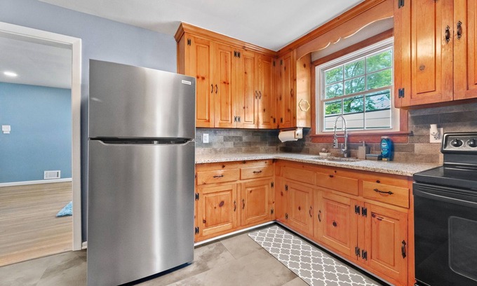 Richmond House | Central Charm: Stay in Style Just Outside of All the Action w/Putting Green
