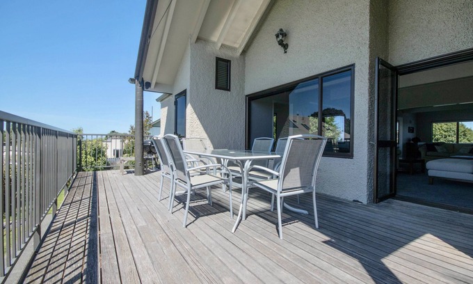 Bluff Hill Cottage | Central City Gem - Napier Holiday Home
