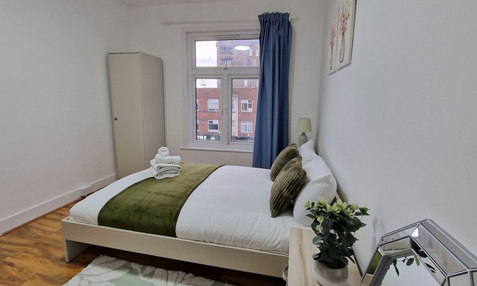 Canning Town Apartment | Central Cosy 2 Bed Apartment near O2, Excel, Airport & Canary Wharf