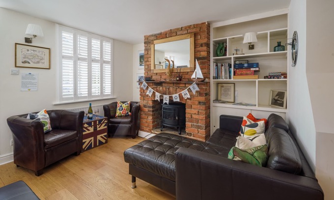 Cowes Cottage | Central Cowes Victorian Cottage. Sunny Garden, 2 baths, Ferry Discount STA.