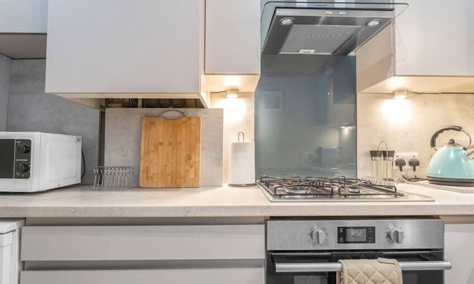 West End Apartment | Central, Cozy 2BR-1BA in Haymarket