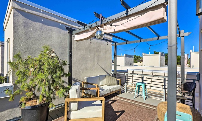 Jefferson Park House | Central Denver Townhome w/ Rooftop + Views!