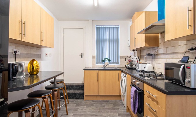 Doncaster House | Central Doncaster Park View Stay