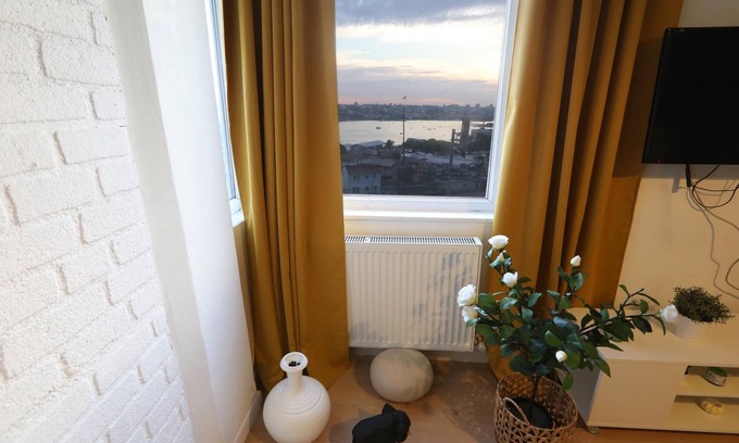 Pera Apartment | Central Flat w Sea View and near Galata Tower