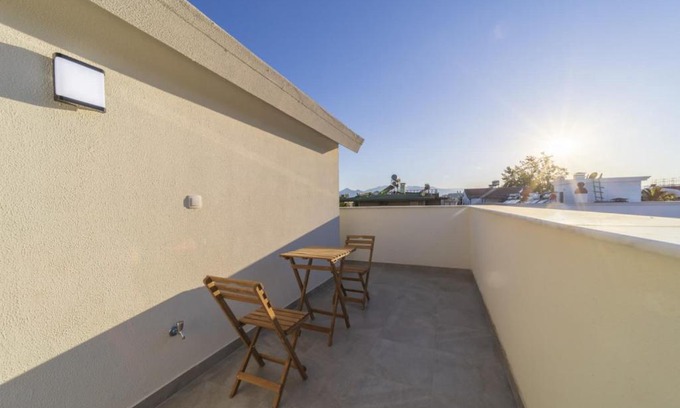 Eski Lara Apartment | Central Flat with Balcony and Terrace in Muratpasa