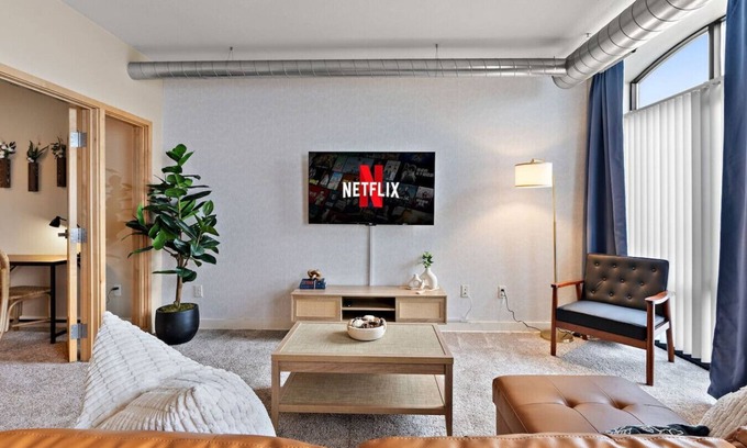 Downtown Minneapolis Apartment | Central, Free Parking, Gym, Fast Wifi | Avry Apt