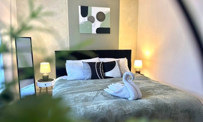 Northampton House | Central Luxe 4BR House|FreeParking| 5 TVs |Sleep10