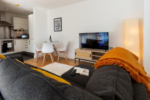 Castlefield Apartment | Central Gem: Cosy 2BR with Private Balcony