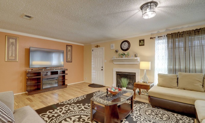 Houston House | Central Houston Townhome w/Patio: 4 Mi to Airport