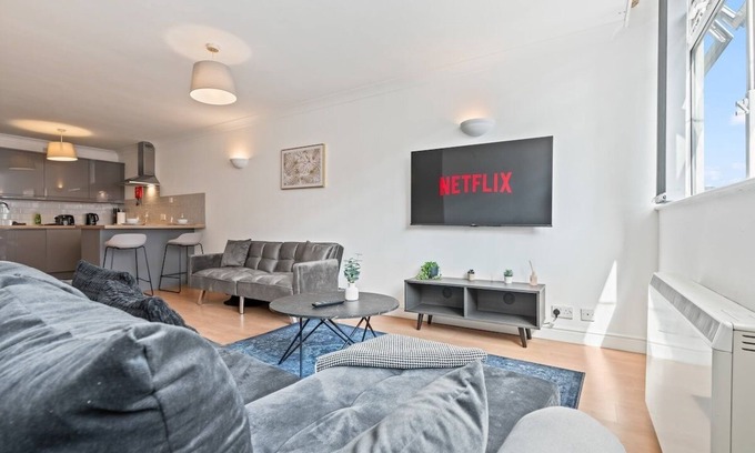 Leeds Apartment | Central Hub - Free Parking - Sleeps 5