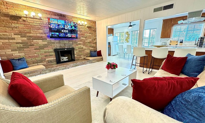 Raisin House | Central Location+Cozy+Spacious 4 Bedroom, 2 Bathroom, 2 Kitchen, 2 LivingRoom