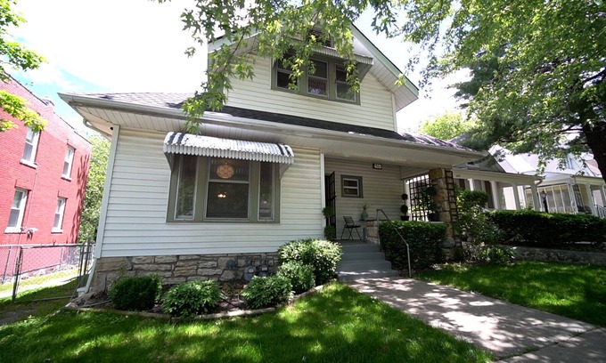 Southmoreland House | Central location Plaza Area 2 story Home Sleeps 8-10 3+ bedrooms 2 full baths