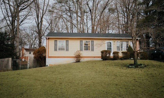 Lynchburg House | Central LYH Getaway | 5 Beds + Private Parking