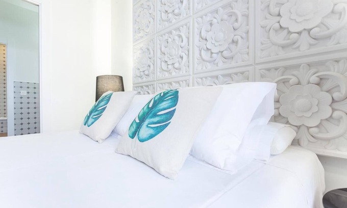 Embajadores Apartment | Central Madrid, with 5bdrs! Up to 10 people!