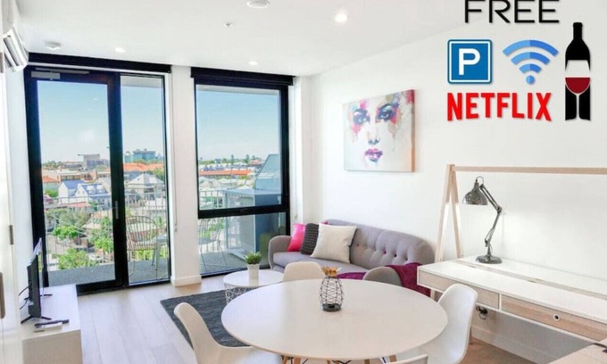 Spring Hill Apartment | Central Modern 2 Bed*Carpark*Pool*WiFi*Netflix*Gym