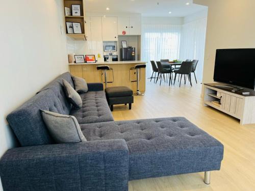 Lower Hutt House | Central Modern 3-Bedroom,3- Bathroom House with Patio and Carpark- Lower Hutt City Centre