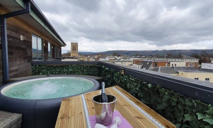 Cheltenham Condo | Central Penthouse with Hot Tub & Views 24