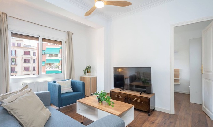 El Poble-sec Apartment | Central Renovated 3ext. bedrooms, 2 bath. Lots of natural light. Family friendly